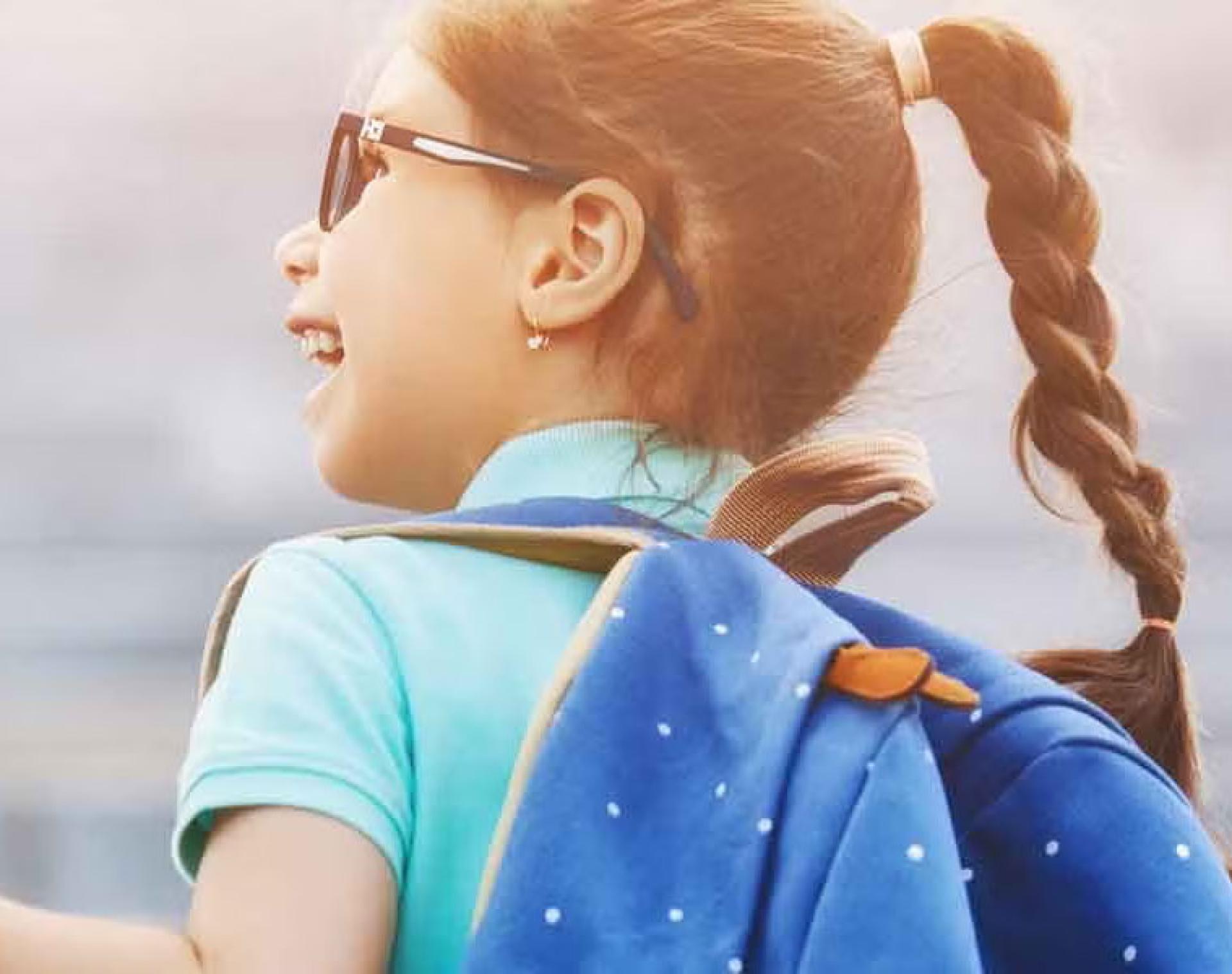 Mädchen mit blauem Rucksack