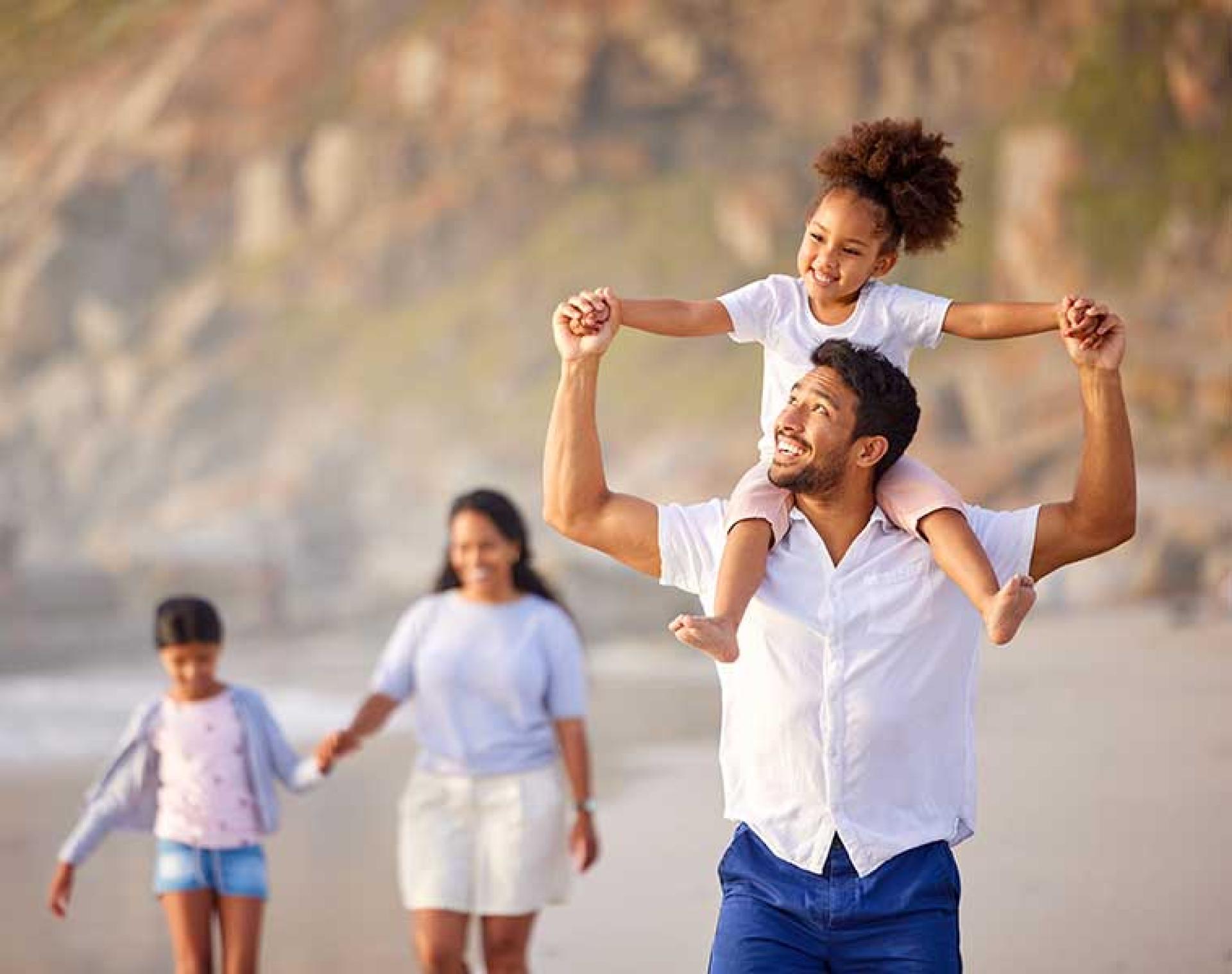 famille marchant le long de la plage