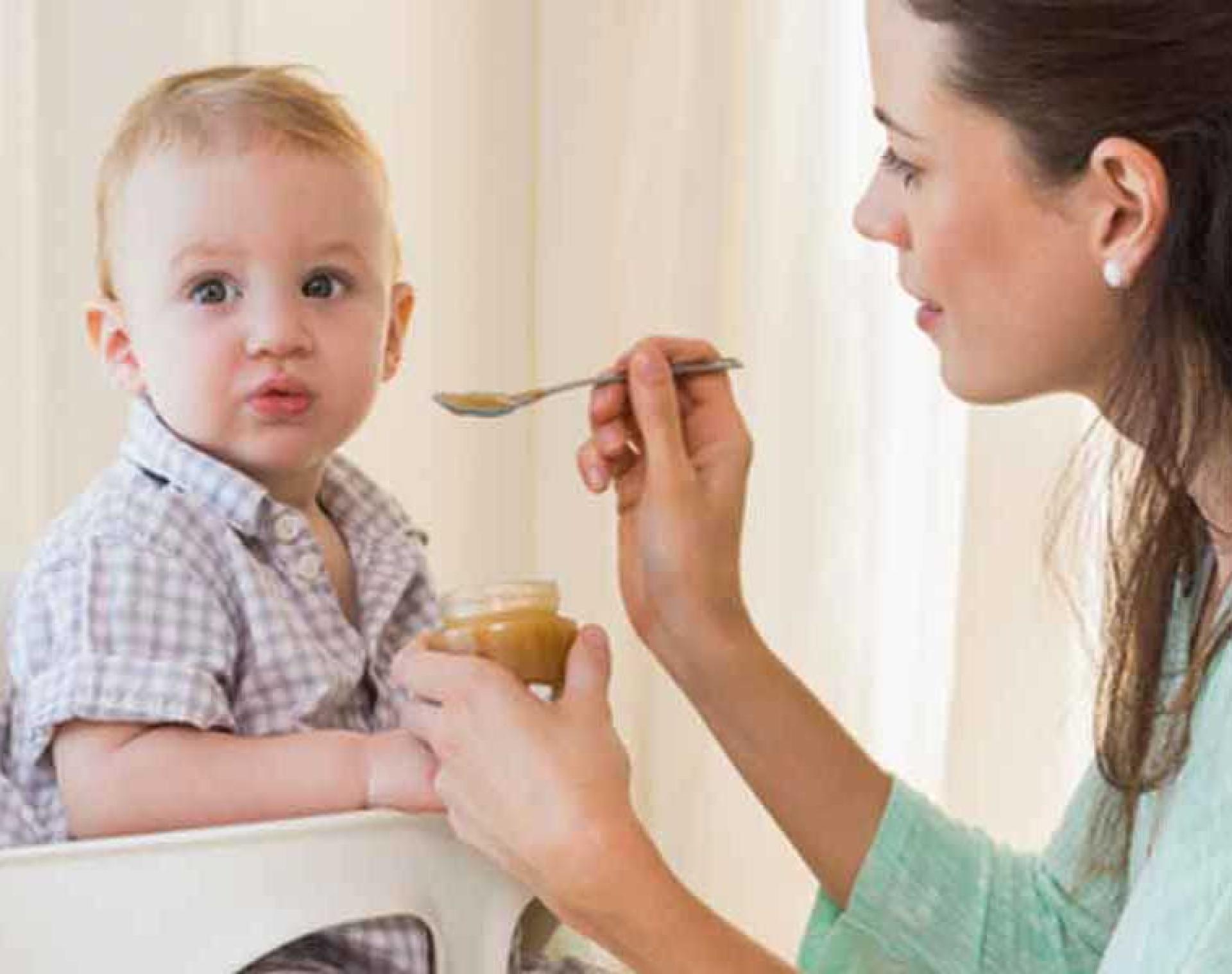 mère nourrissant un enfant