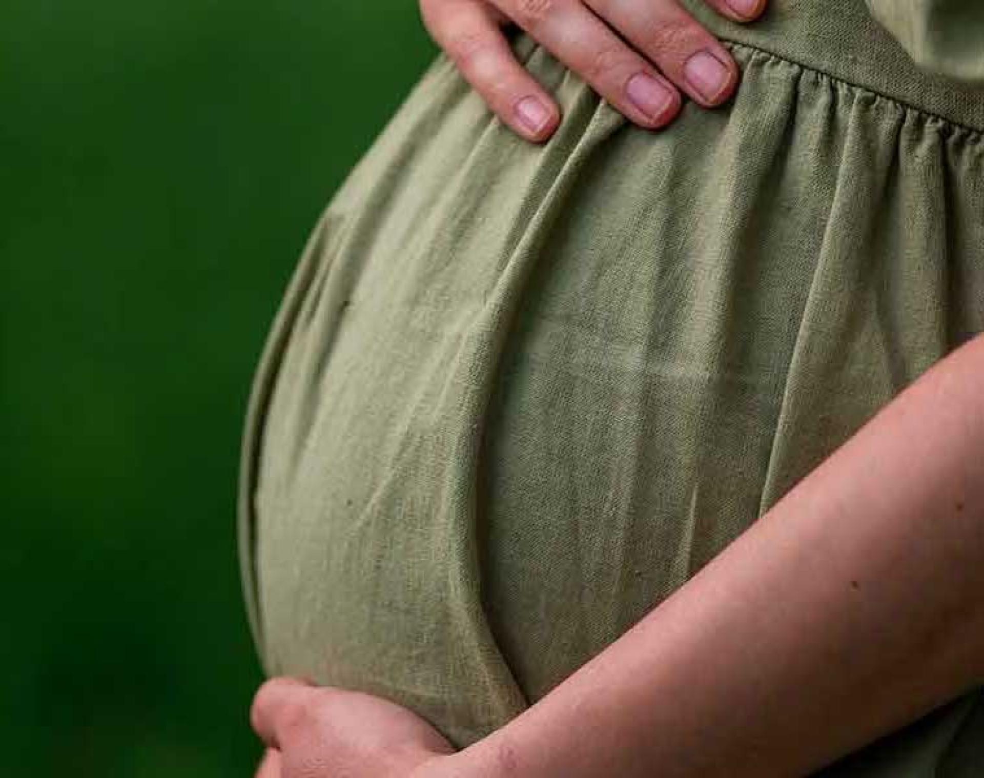 femme enceinte tenant le ventre