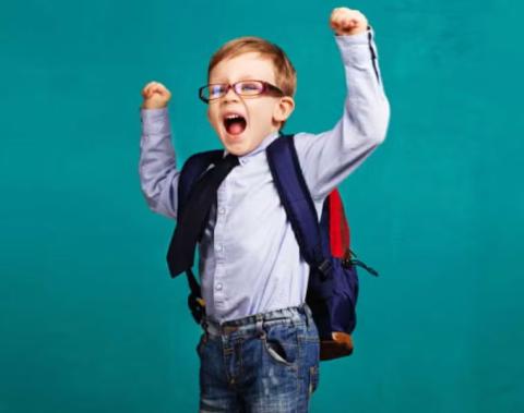 petit garçon agitant joyeusement les bras en l'air