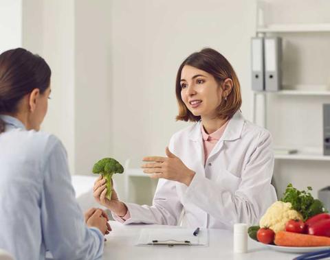 Gesundheitsfachkraft hält Brokkoli