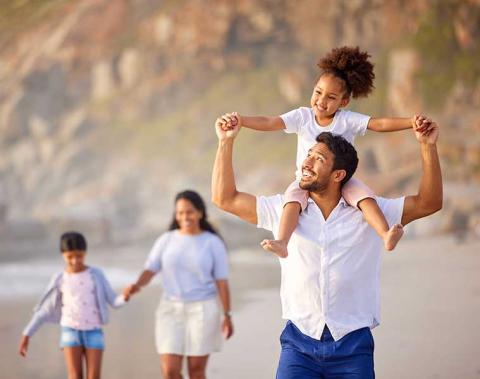 famille marchant le long de la plage